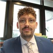 Dottore in Giurisprudenza impartisce lezioni di diritto